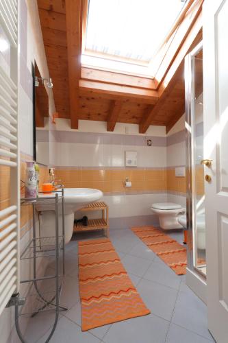 a bathroom with a sink and a toilet with a skylight at Il Gelsomino in Ferno