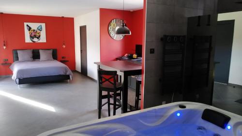 1 dormitorio con cama y baño con bañera en Le Spa du Verger de Firmin - jacuzzi intérieur privé en Foix