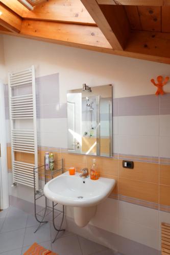 a bathroom with a sink and a mirror at Il Gelsomino in Ferno
