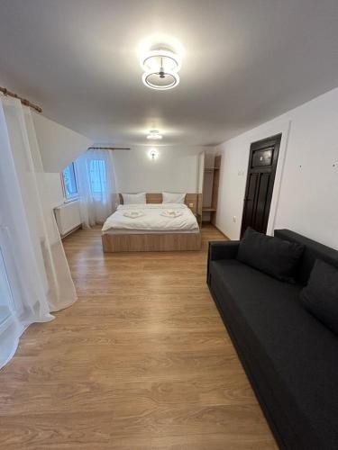 Ένα ή περισσότερα κρεβάτια σε δωμάτιο στο Vila Artemis Straja