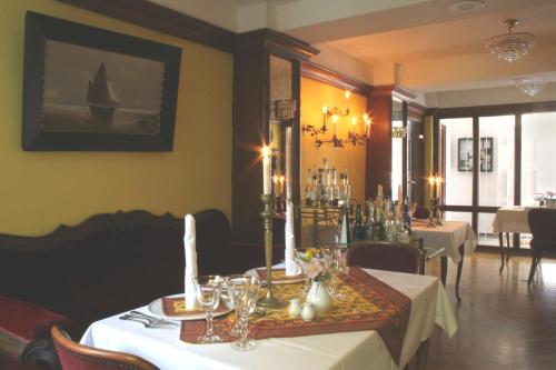 a dining room with a table with white tableclothsurrency sidx sidx sidx sidx at Hotel Reingard in Wismar