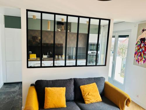 Ruang duduk di An Exceptional Apartment, 20 Min Paris, 10 Min Orly Airport, 30 Min Disney, 25 Min Versailles, Parking free