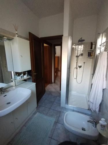 een badkamer met een douche, een toilet en een wastafel bij Casa Maria in Saint-Pierre