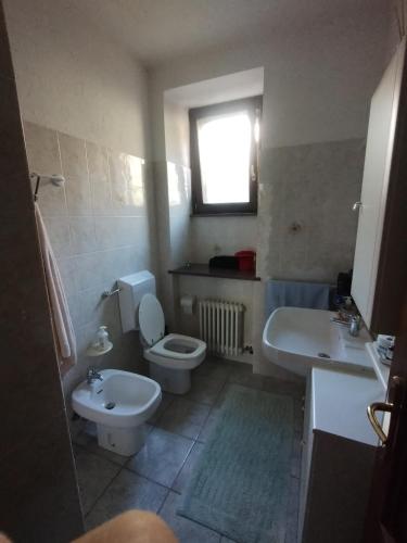 een badkamer met een wit toilet en een wastafel bij Casa Maria in Saint-Pierre
