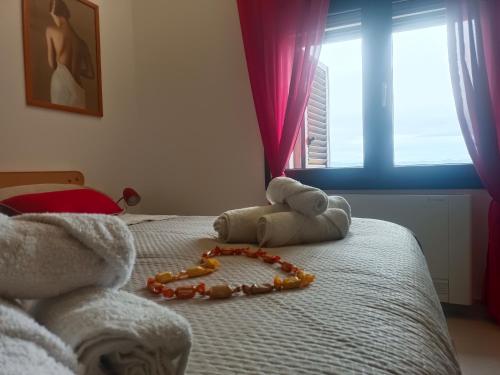 Ilbono的住宿－Le Sorgenti Guest House，床上有泰迪熊和珠子