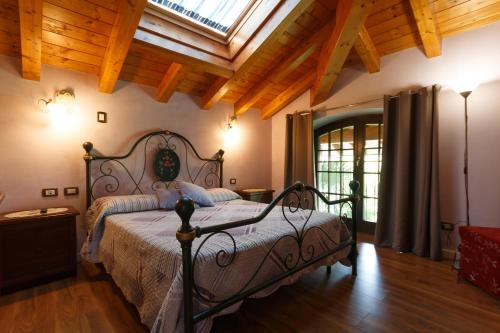 a bedroom with a bed in a room with wooden ceilings at Il Gelsomino in Ferno