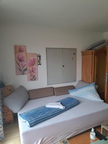 1 cama grande en una habitación con en Haus beim Wasser im grünen in sehr ruhiger Lage!!, en Willersbach
