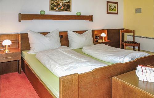 1 dormitorio con 2 camas, mesa y silla en Amazing Apartment In Obernberg With 3 Bedrooms And Wifi, en Obernberg am Brenner