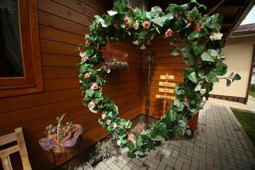 a wreath on the side of a house at Pousada Vila dos Butias in Urubici