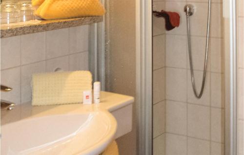 カップルにあるBeautiful Apartment In Kappl With 3 Bedrooms, Sauna And Wifiのバスルーム(シャワー、洗面台、トイレ付)