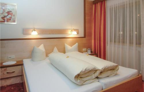 カップルにあるBeautiful Apartment In Kappl With 3 Bedrooms, Sauna And Wifiのベッドルーム1室(白いベッド1台、枕2つ付)