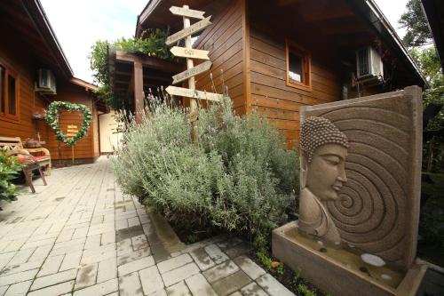 a statue of a head in front of a house at Pousada Vila dos Butias in Urubici