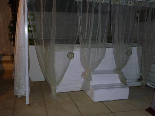 una habitación con cortinas y un banco en una habitación en Villa spa hamman sauna en Juan-les-Pins