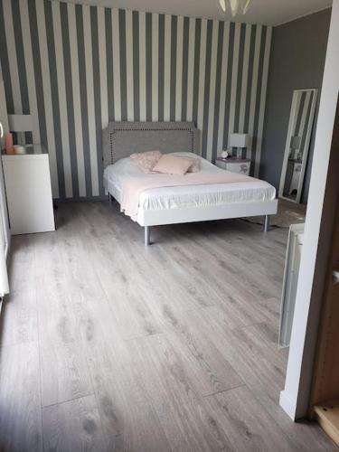 Photo de la galerie de l'établissement Magnifique villa avec piscine, à Popian