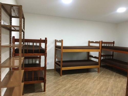 Bunk bed o mga bunk bed sa kuwarto sa Casa para temporada e hospedagem