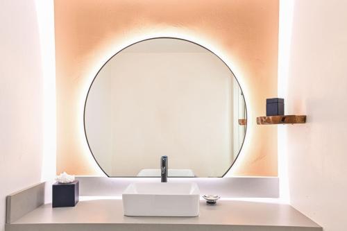 ein Bad mit einem Waschbecken und einem Spiegel in der Unterkunft Sky Rock Sedona, a Tribute Portfolio Hotel in Sedona