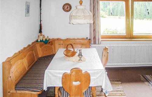 - une salle à manger avec une table et un lit dans l'établissement Amazing Apartment In Ehrwald With House A Mountain View, à Ehrwald