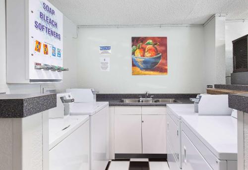 una cocina con fregadero y un bol de fruta en Super 8 by Wyndham Johnson City, en Johnson City