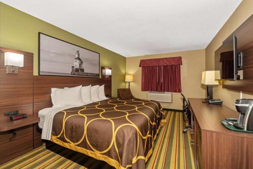 um quarto de hotel com uma cama e uma secretária em Super 8 by Wyndham Superior WI em Superior