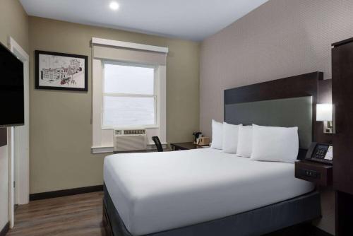 Super 8 by Wyndham San Francisco/Union Square Area Image