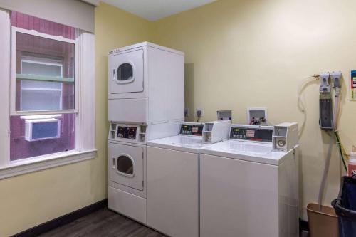 Super 8 by Wyndham San Francisco/Union Square Area Image