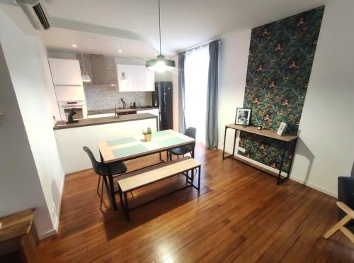 un salon avec une table et des chaises et une cuisine dans l'établissement DisneyLand - Paris 20 min - Parking - 7 personnes, à Gournay-sur-Marne