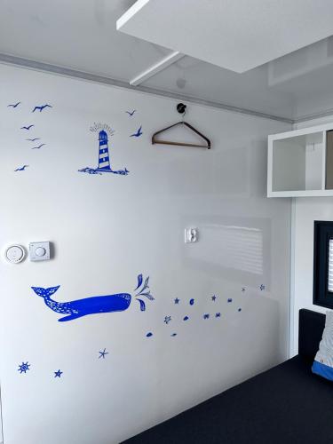 - une chambre dotée d'un phare et d'étoiles sur le mur dans l'établissement Premium Hausboot Trave Traum, à Lübeck