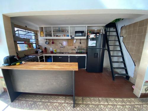 Hostel Bohemian House في مونتيفيديو: مطبخ مع ثلاجة وسلم