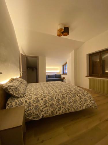 a bedroom with a bed and a ceiling at Affittacamere Il Pettirosso in Moggio Udinese