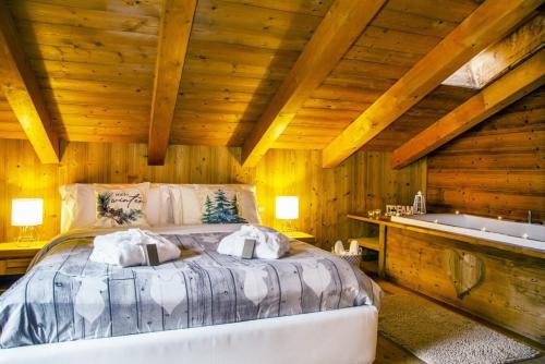 Postel nebo postele na pokoji v ubytování Bijoux Des Alpes - Mont Blanc Village