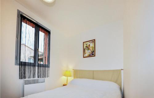 Säng eller sängar i ett rum på 2 Bedroom Awesome Home In Caudis-de-fenouillde