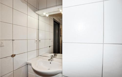 Baño blanco con lavabo y espejo en 2 Bedroom Awesome Home In Caudis-de-fenouillde, en Caudiès-de-Fenouillèdes