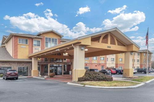 un edificio de hotel con un aparcamiento enfrente en Comfort Suites Boise West Meridian en Meridian