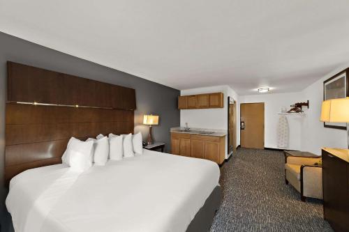 Ένα ή περισσότερα κρεβάτια σε δωμάτιο στο Quality Inn & Suites