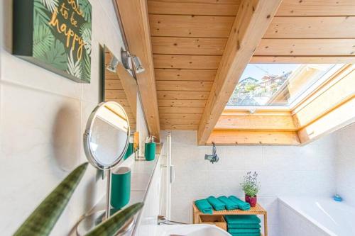 une salle de bain avec un lavabo et un miroir dans l'établissement Luxury Living near Weissensee +Balcony +Netflix, à Füssen