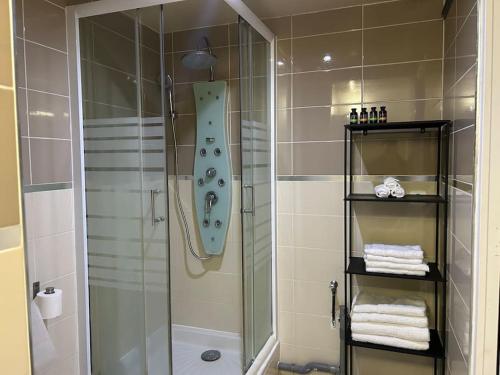 Ένα μπάνιο στο Cosy Studio - 10 min away from CDG aeroport - 30 min away from Paris - Parc Asterix - Olympic Games 2024