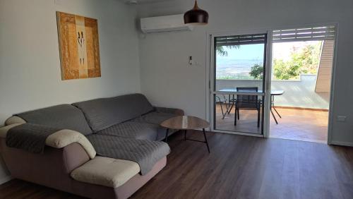 uma sala de estar com um sofá e uma mesa em כוכב הגלבוע em Gan Ner