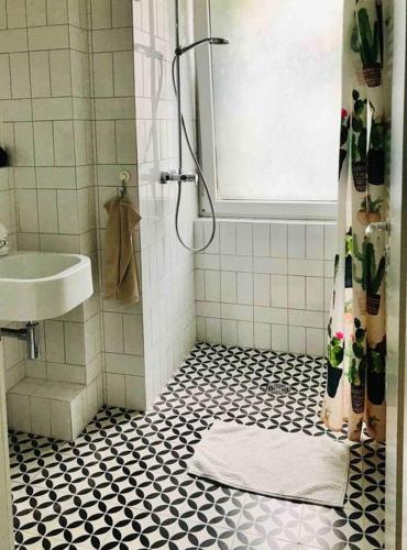 Bagno di Small Cozy one room apartment in old Berlin factory