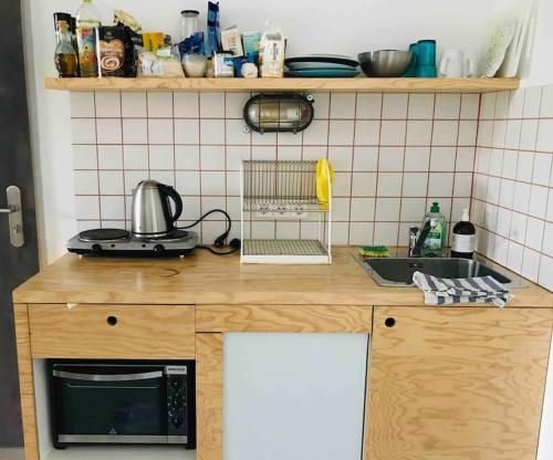 Een keuken of kitchenette bij Small Cozy one room apartment in old Berlin factory