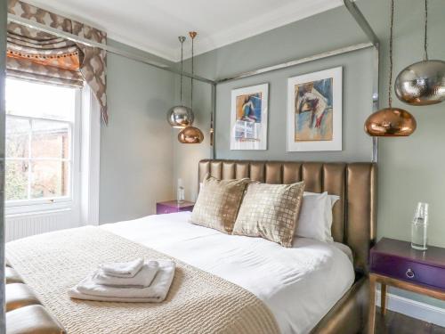 um quarto com uma cama com duas toalhas em 3 Old Market Place em Harleston