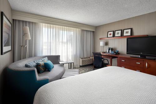 a hotel room with a bed and a desk at Courtyard Milpitas Silicon Valley in Milpitas