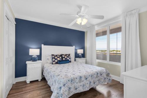 1 dormitorio con cama y pared azul en Island Princess 710, en Fort Walton Beach