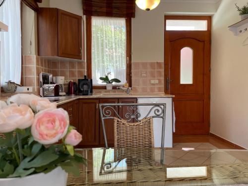 a kitchen with a vase of flowers and a counter at Appartement Kastelo Teraso in Zalacsány