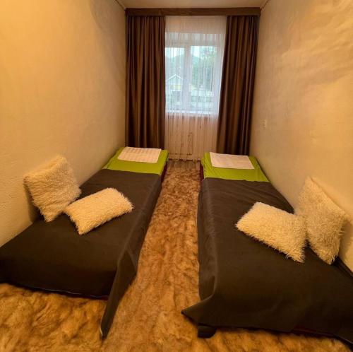 Ένα ή περισσότερα κρεβάτια σε δωμάτιο στο Guesthouse Kyrgyz-Uz