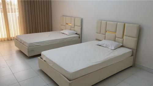 2 camas en una habitación con 2 camas sidx sidx sidx sidx sidx sidx en Modern Apartment High Standards en Monastir