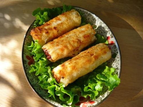 une assiette de nourriture avec deux bâtonnets de poisson sur de la laitue dans l'établissement T1 avec grande terrasse, hypercentre ,climatise, à Toulon