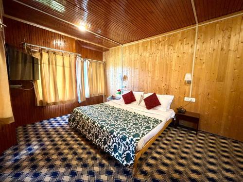 Un pat sau paturi într-o cameră la The Pine Palace Resort