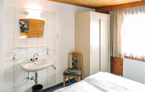 カップルにある6 Bedroom Awesome Home In Kapplのバスルーム(シンク、ベッド付)
