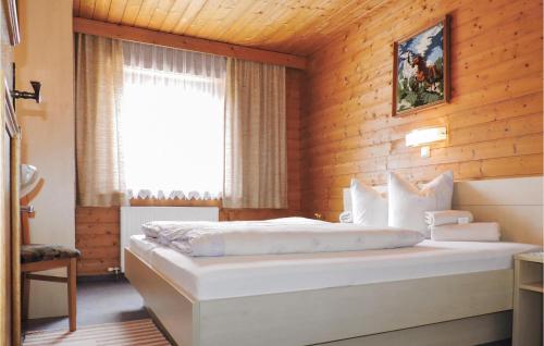 1 dormitorio con 1 cama blanca grande y ventana en 6 Bedroom Awesome Home In Kappl en Kappl
