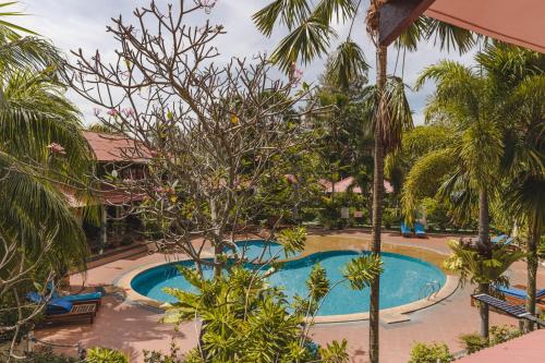 Bazén v ubytování Pangkor Sandy Beach Resort nebo v jeho okolí